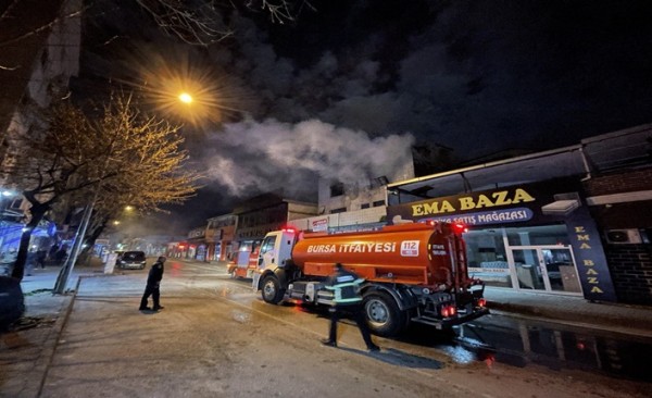 Bursa'da 3 katlı boş binada çıkan yangın söndürüldü