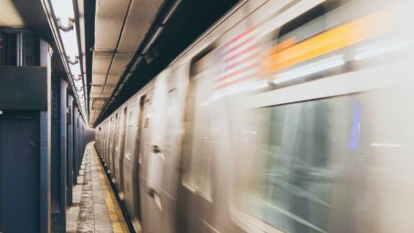 Kıyafeti metro kapısına sıkışan adam sürüklenerek öldü