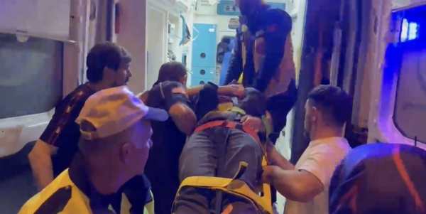 Bursa’da makas atan otomobil, önce önündeki araca sonra metro istasyonu merdivenlerine çarptı: 4 yaralı