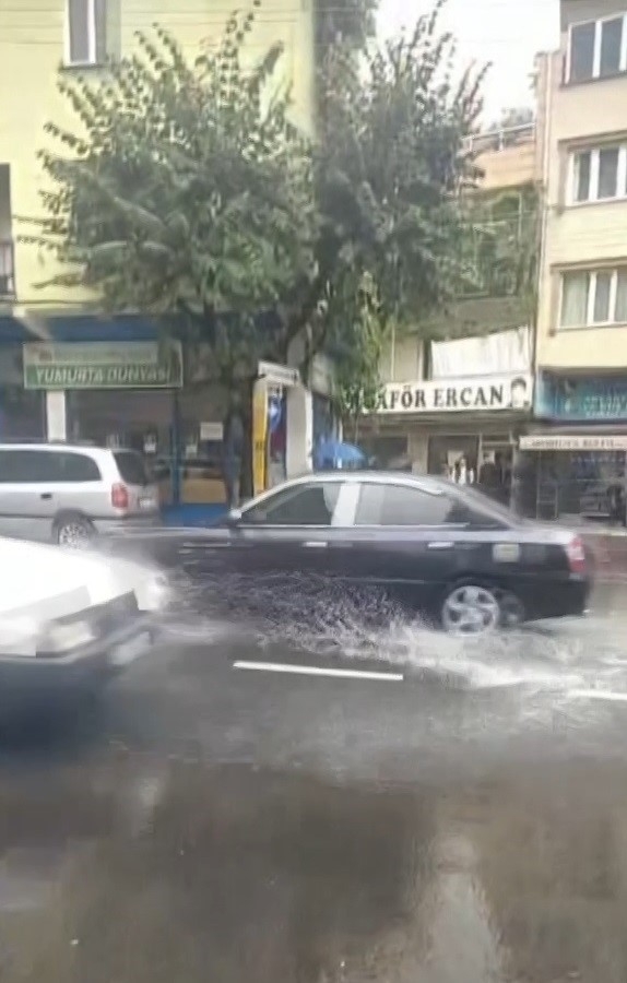 Bursa’da yağış bir anda etkisini gösterdi