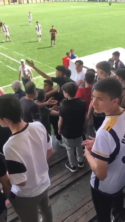 Futbol maçında tehlikeli gerginlik...Seyirciler oyunculara hakaret etti