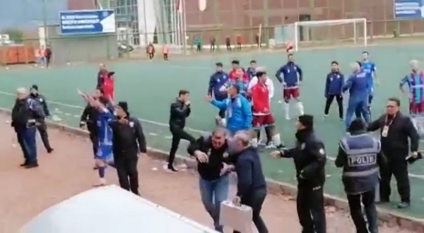 Bursa’da amatör maçta bir polis ile bir futbolcu yaralandı