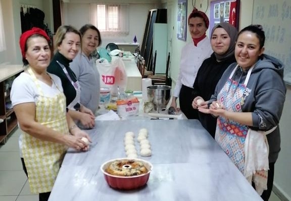 Aşçılık ve pastacılık kursuyla aile bütçelerine katkı sağlıyorlar