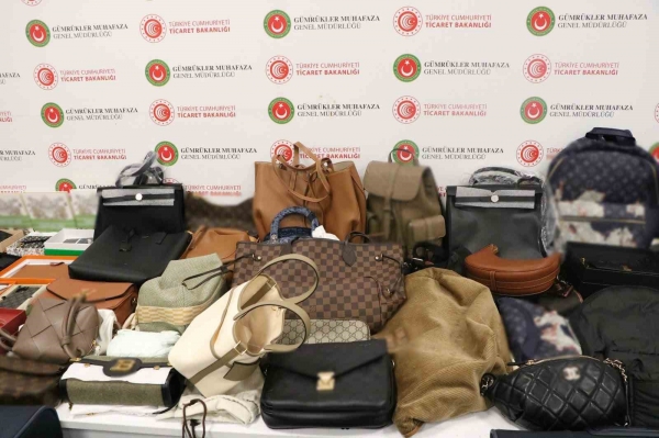 İstanbul Havalimanı’nda piyasa değeri 3 milyon 590 bin lira olan kaçak lüks eşyalar ele geçirildi