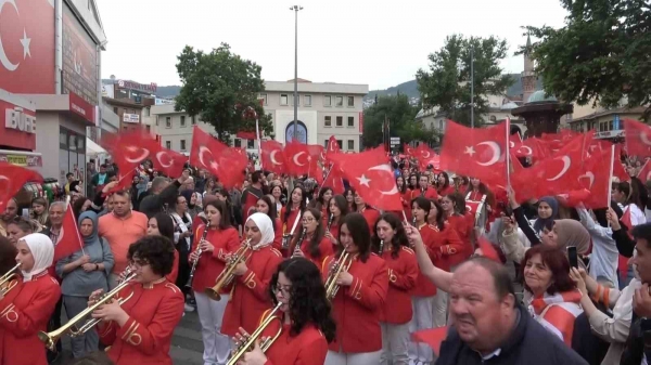 1. Osmangazi Gençlik Yürüyüşü Haluk Levent’in katılımıyla gerçekleştirildi