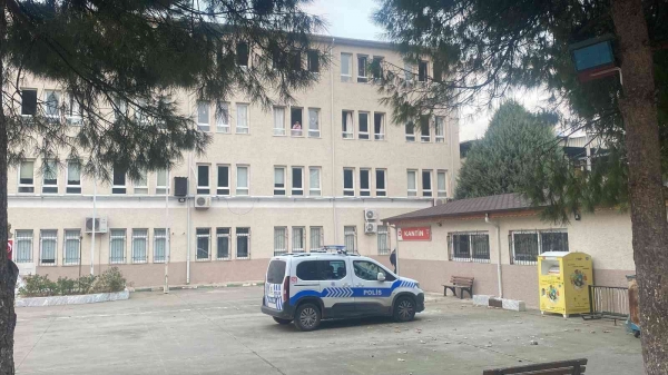 Bursa’da 21 lise öğrencisi zehirlenme şüphesiyle hastaneye kaldırıldı