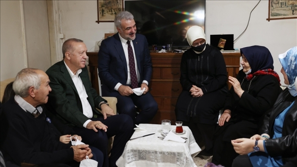 Cumhurbaşkanı Erdoğan, örnek gösterdiği mahalle kadın kolları başkanı Hatem Kurt'u ziyaret etti